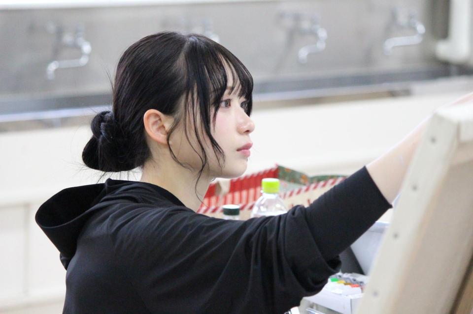 真剣な表情で絵画の制作に取り組むＲａｉｎ　Ｔｒｅｅの橋本真希