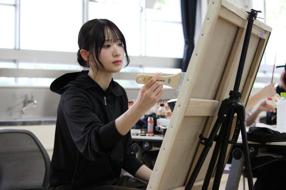 真剣な表情で絵画の制作に取り組むＲａｉｎ　Ｔｒｅｅの橋本真希