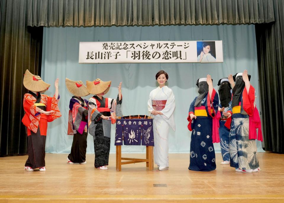 最新曲の舞台を訪問した長山洋子（中央）