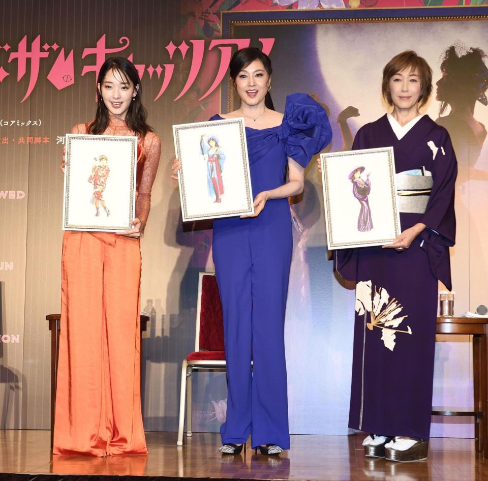 書き下ろし原画を持つ（左から）剛力彩芽、藤原紀香、高島礼子（撮影・千葉大輝）