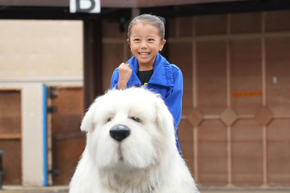 ミュージカル「ＳＰＹ×ＦＡＭＩＬＹ　２　爆弾犬篇＆豪華客船篇」初お披露目されたボンドに乗るアーニャ役の古座野叶