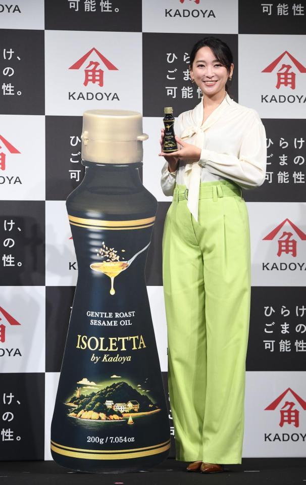新商品を手にして笑顔を見せる杏（撮影・園田高夫）
