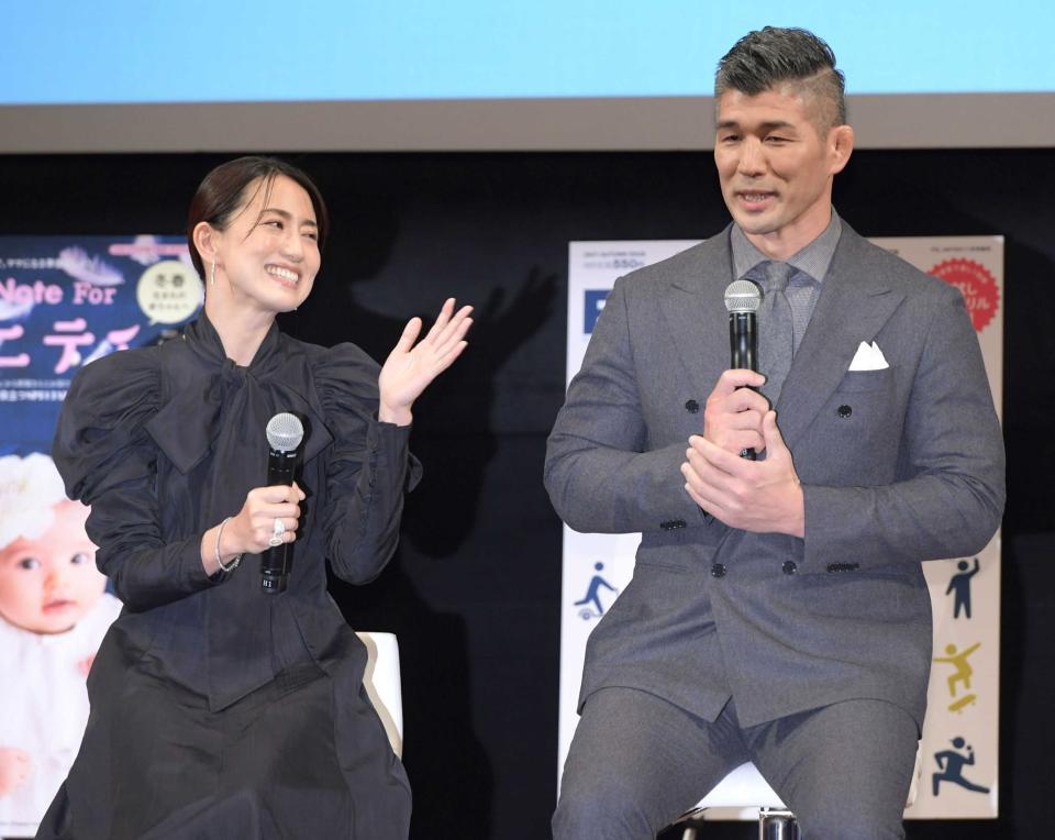笑顔でトークする井上康生氏（右）と東原亜希（２０２１年１１月撮影）