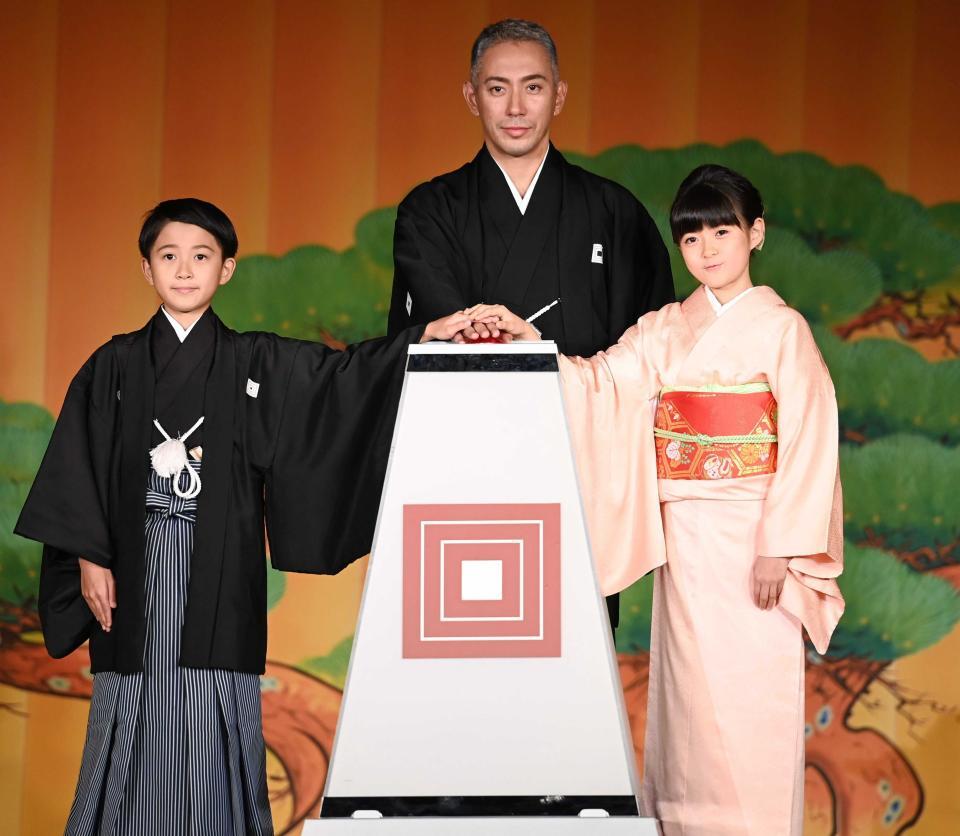 スカイツリーに点灯するボタンを押す（左から）堀越勸玄、市川海老蔵、市川ぼたん（２０２２年１０月撮影）