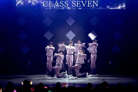 パフォーマンスを行うＣＬＡＳＳ　ＳＥＶＥＮ