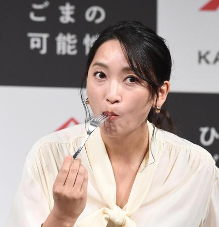 試食をする杏（撮影・園田高夫）