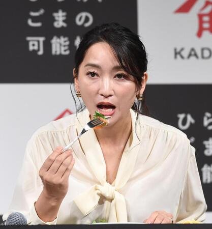 試食をする杏（撮影・園田高夫）