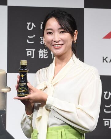 新商品を手にして笑顔を見せる杏（撮影・園田高夫）