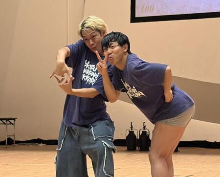 全力の変顔で撮影に応じるフースーヤの谷口理（右）と田中ショータイム