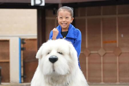 ミュージカル「ＳＰＹ×ＦＡＭＩＬＹ　２　爆弾犬篇＆豪華客船篇」初お披露目されたボンドに乗るアーニャ役の古座野叶