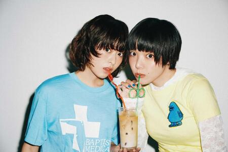 森七菜（左）とあいみょん（撮影＝ＳＡＳＵ　ＴＥＩ）　