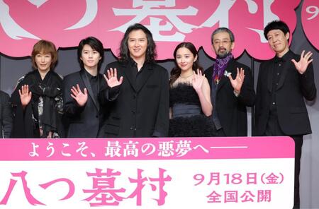 手を振る（左から）高島礼子、奥智哉、尾上松也、堀田真由、滝藤賢一、小籔千豊（撮影・吉澤敬太）