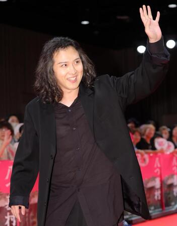 ファンの歓声に笑顔で応える尾上松也（撮影・吉澤敬太）