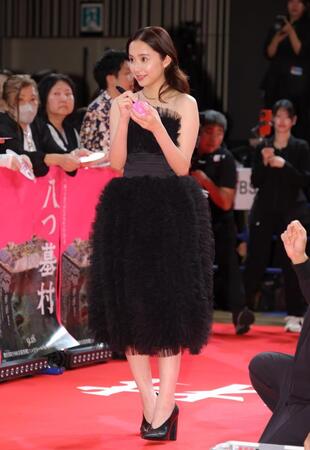 レッドカーペットを歩く堀田真由（撮影・吉澤敬太）