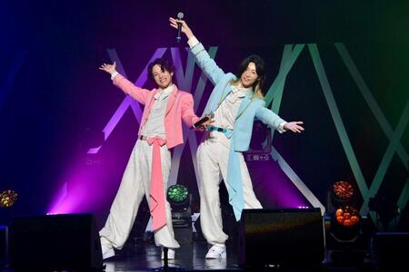 パフォーマンスを行ったモナキ（左から）ケンケン、サカイＪｒ．