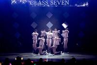 パフォーマンスを行うＣＬＡＳＳ　ＳＥＶＥＮ