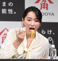 ごま油を使ったカルボナーラを試食する杏（撮影・園田高夫）