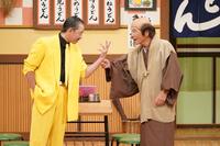 爆笑をさらったアキ（左）と間寛平
