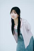 ３人組バンド「イノクロニクル」のキーボード・小松里菜