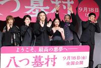 手を振る（左から）滝藤賢一、奥智哉、尾上松也、堀田真由、高島礼子、小籔千豊（撮影・吉澤敬太）
