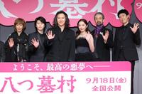 手を振る（左から）高島礼子、奥智哉、尾上松也、堀田真由、滝藤賢一、小籔千豊（撮影・吉澤敬太）