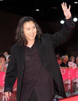 ファンの歓声に笑顔で応える尾上松也（撮影・吉澤敬太）
