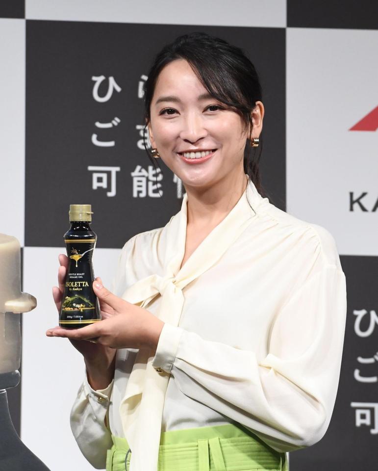 新商品を手にして笑顔を見せる杏（撮影・園田高夫）