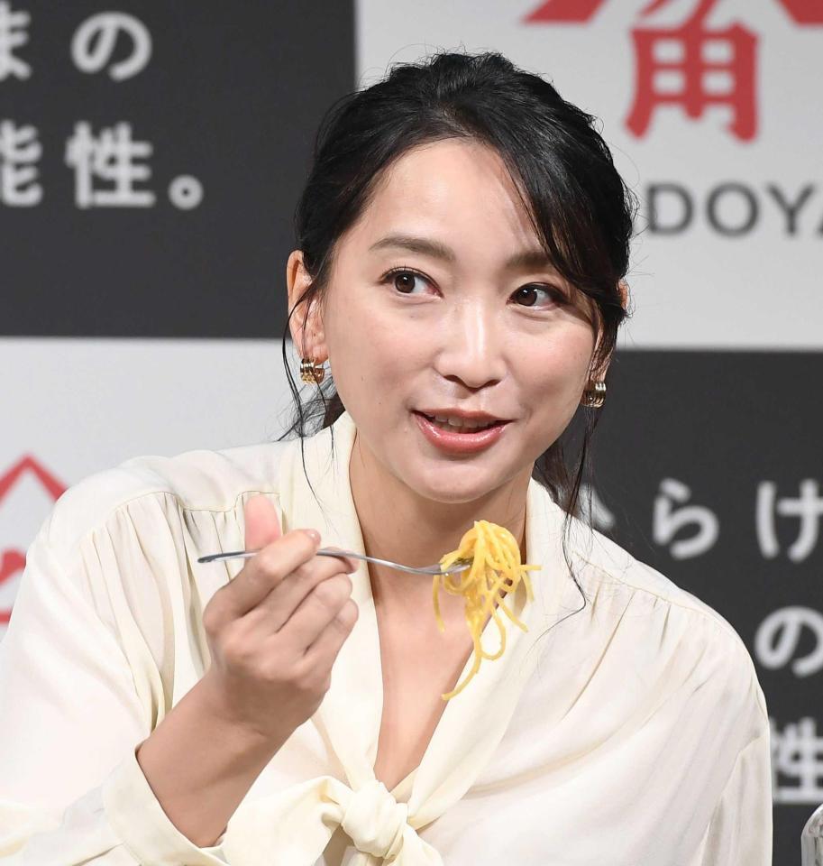 ごま油を使ったカルボナーラを試食する杏＝シティホール＆ギャラリー五反田（撮影・園田高夫）　