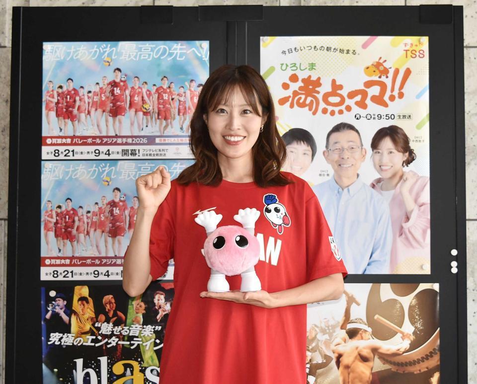 バボちゃんを手にポーズをとるテレビ新広島・中西敦子アナウンサー（撮影・高橋涼太朗）