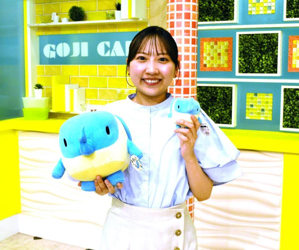 担当番組「ゴジカル！」のセットの前で笑顔を見せる黒川麗海アナウンサー