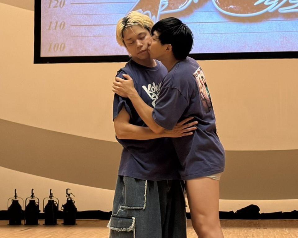 抵抗なくキスをするフースーヤの谷口理（右）と田中ショータイム＝１７日