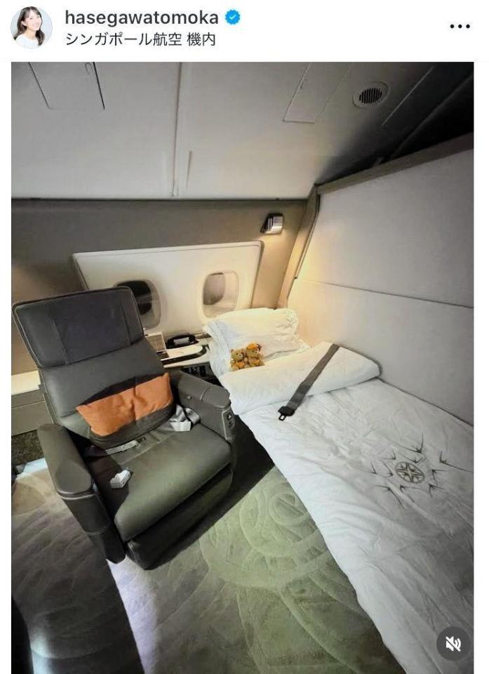 座席でなく完全なベッド！シンガポール航空のスイートクラスに乗った長谷川朋加。インスタグラム＠ｈａｓｅｇａｗａｔｏｍｏｋａ（５月２６日付）より