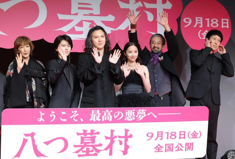 手を振る（左から）滝藤賢一、奥智哉、尾上松也、堀田真由、高島礼子、小籔千豊（撮影・吉澤敬太）