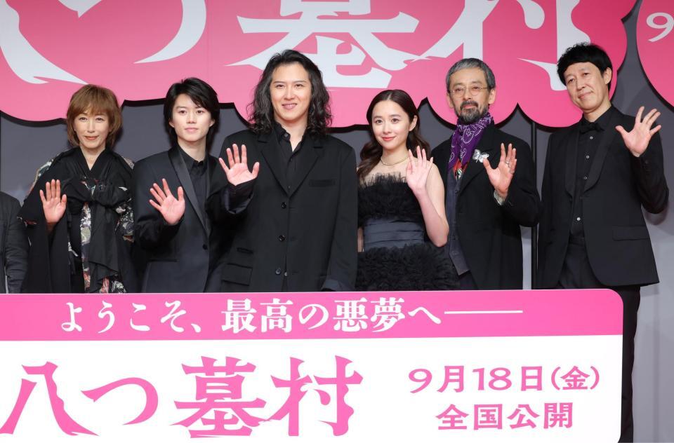 手を振る（左から）高島礼子、奥智哉、尾上松也、堀田真由、滝藤賢一、小籔千豊（撮影・吉澤敬太）