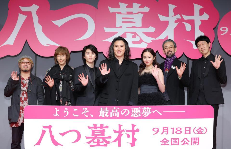 手を振る（左から）清水崇監督、高島礼子、奥智哉、尾上松也、堀田真由、滝藤賢一、小籔千豊（撮影・吉澤敬太）