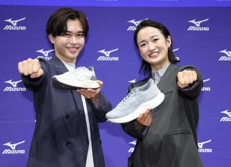 シューズを手に正拳突きのポーズをとる鈴木福（左）と清水希容さん（撮影・棚橋慶太）