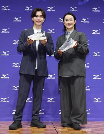シューズを手にする鈴木福（左）と清水希容さん（撮影・棚橋慶太）