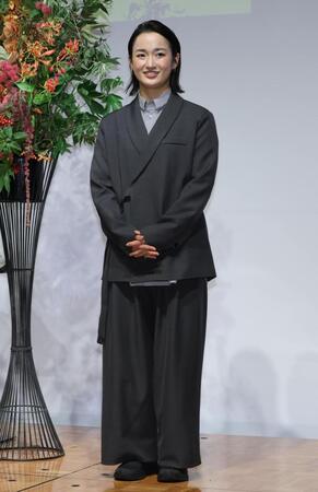壇上で笑顔を見せる清水希容さん（撮影・棚橋慶太）