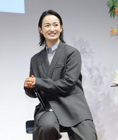 笑顔でトークする清水希容さん（撮影・棚橋慶太）