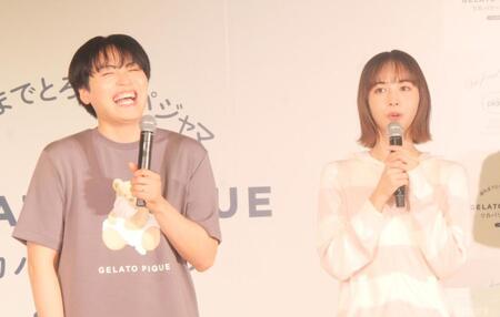 指輪を装着して出席した池田直人（左）と井桁弘恵