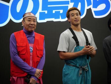 会見に登場したモト冬樹（左）と関口メンディー