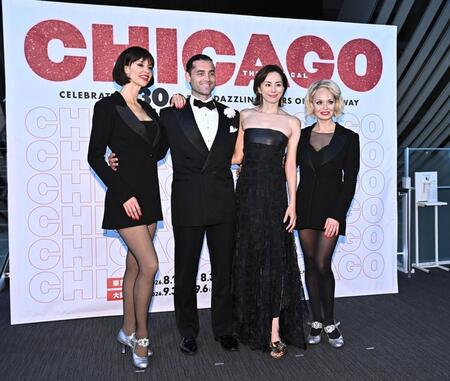 ミュージカル「ＣＨＩＣＡＧＯ」を熱演した（左から）ヴェルマ役のジャレンガ・スコット、ビリー役のブラッドリー・ジェイデン、オフィシャルアンバサダーの米倉涼子、ロキシー役のサラ・ソータート（撮影・開出牧）