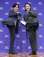 シューズを手に前蹴りのポーズをとる鈴木福（左）と清水希容さん（撮影・棚橋慶太）