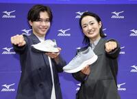 シューズを手に正拳突きのポーズをとる鈴木福（左）と清水希容さん（撮影・棚橋慶太）