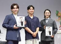 田村大さん（中央）から贈呈されたイラストを手に笑顔の鈴木福（左）と清水希容さん（撮影・棚橋慶太）