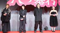 会見中、爆笑する（左から）高島礼子、奥智哉、尾上松也、堀田真由（撮影・吉澤敬太）