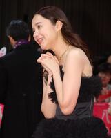 レッドカーペットを歩く堀田真由（撮影・吉澤敬太）