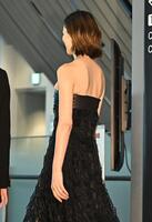 背中を大きく開いたドレスで登場した米倉涼子（撮影・開出牧）