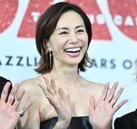 会見に登場し笑顔を見せる米倉涼子（撮影・開出牧）