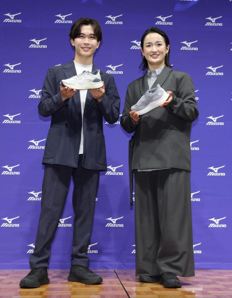 シューズを手にする鈴木福（左）と清水希容さん（撮影・棚橋慶太）